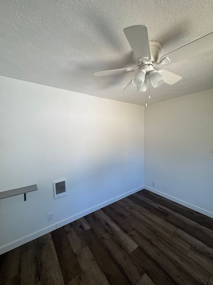 1101 Hawthorne Ave - Photo 7 of 12