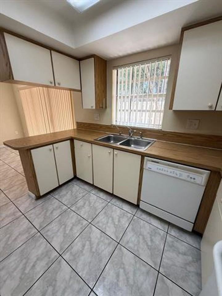 5232 5232 SW 122nd Ter th 5232 - Photo 3 of 31