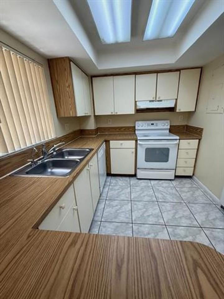 5232 5232 SW 122nd Ter th 5232 - Photo 4 of 31