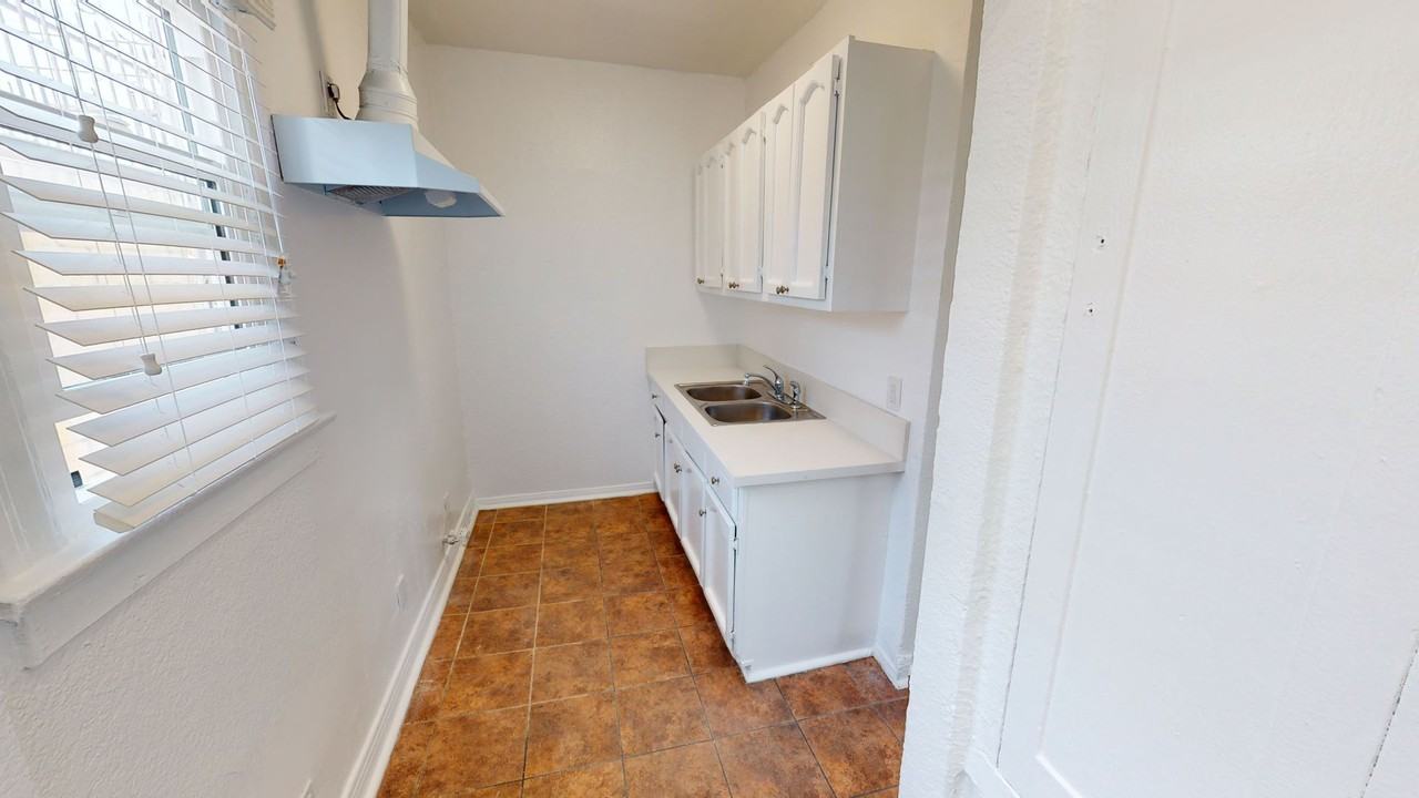 1565 S Hobart - Photo 5 of 26