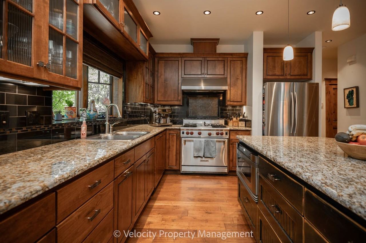 1374 Nw Kingston Ave - Photo 5 of 42