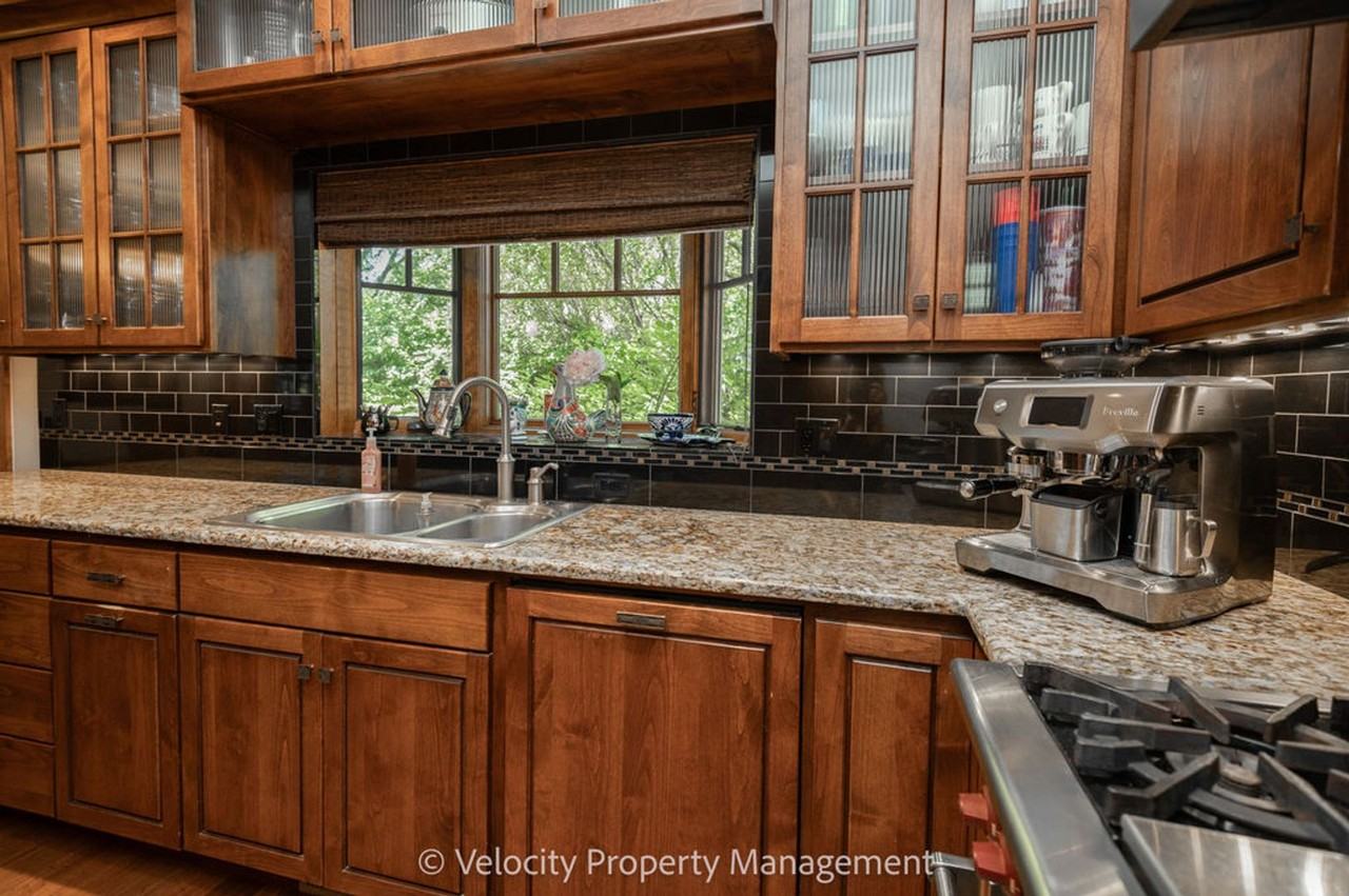 1374 Nw Kingston Ave - Photo 6 of 42
