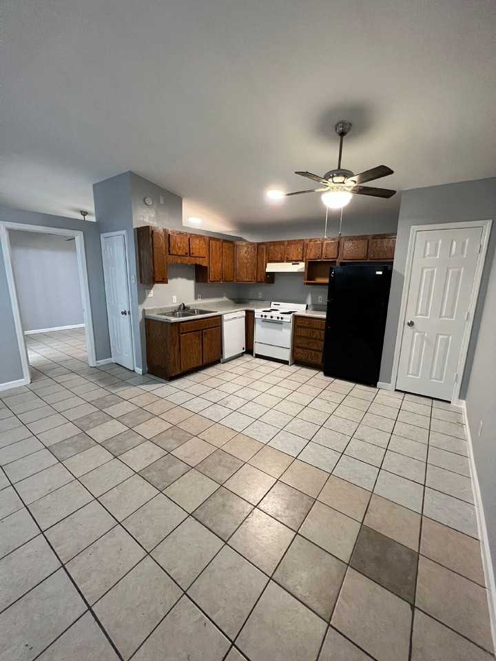 1115 W Jefferson Ave #B - Photo 3 of 10