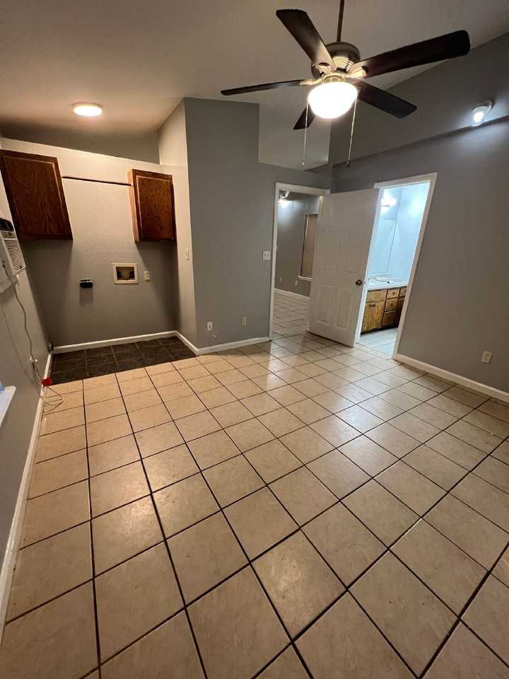 1115 W Jefferson Ave #B - Photo 6 of 10