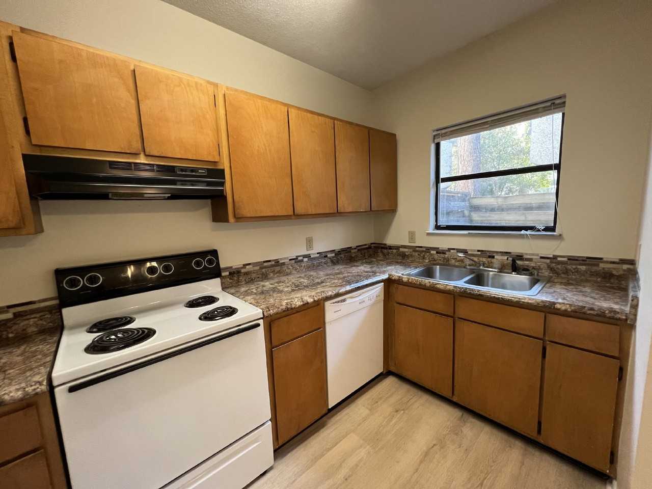 803 Kelly Dr - Photo 5 of 14