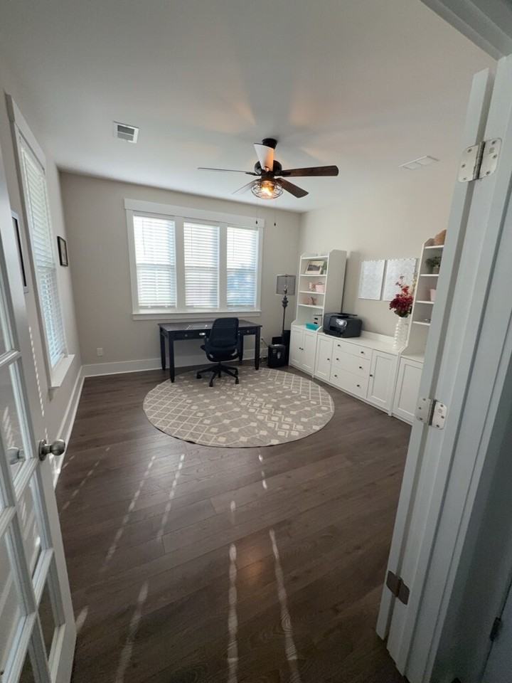 393 Oak Park St - Photo 5 of 35