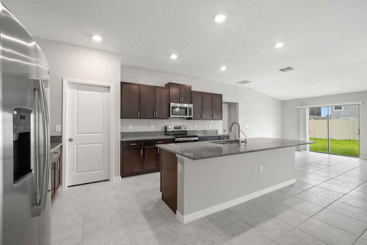 16612 Carlton Pond St - Photo 4 of 28