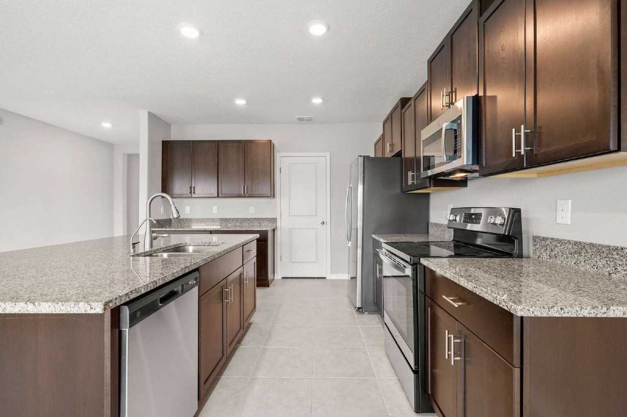16649 Carlton Pond St - Photo 4 of 25