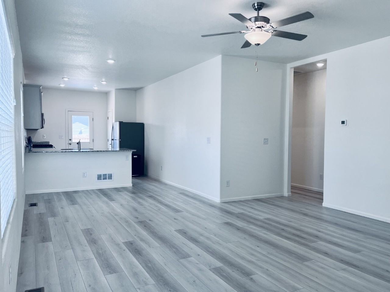 370 Maple St - Photo 5 of 26