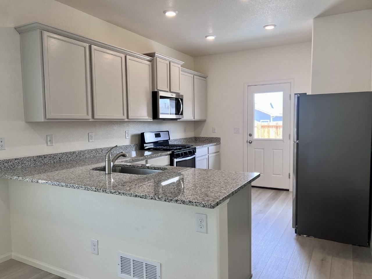 370 Maple St - Photo 7 of 26