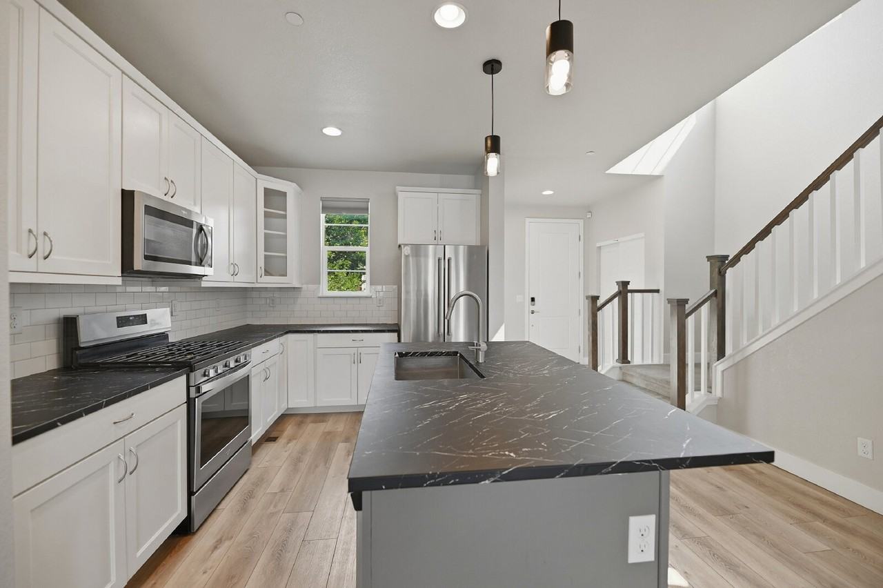 8864 Yates Dr - Photo 4 of 39