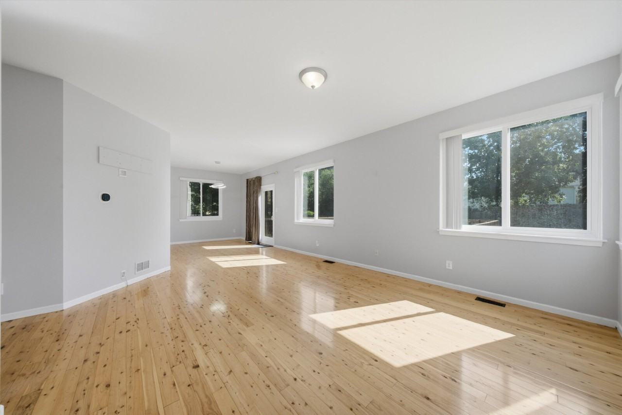 1912 Redwood Ln - Photo 3 of 27