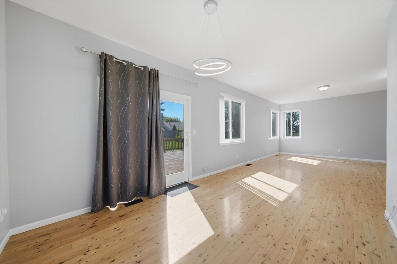 1912 Redwood Ln - Photo 4 of 27