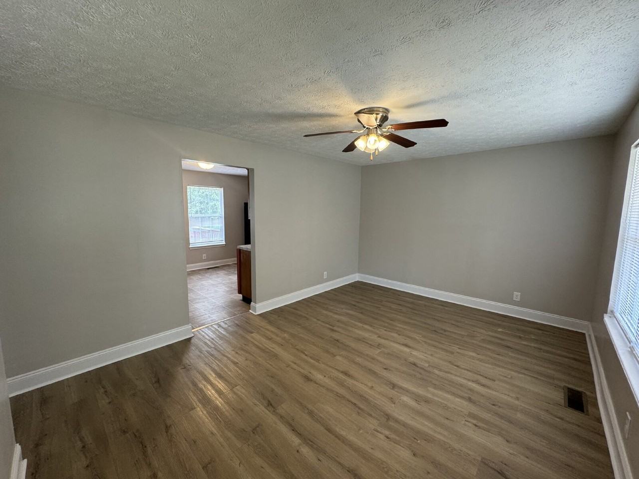 620 Artic Ave - Photo 4 of 19