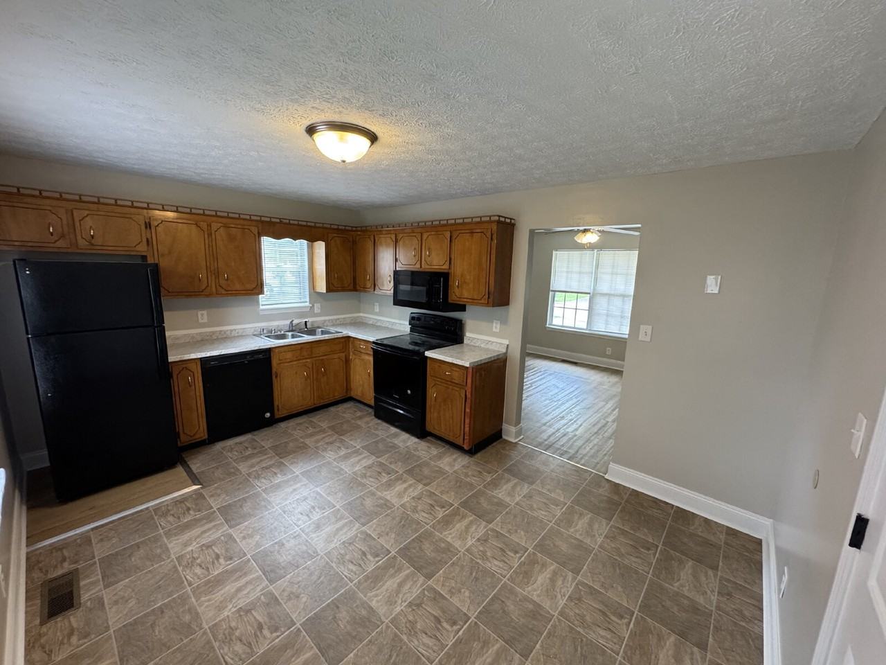 620 Artic Ave - Photo 5 of 19