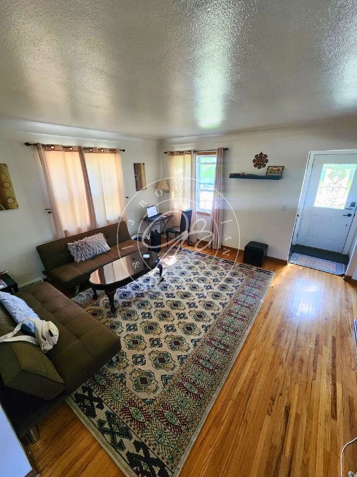 2701 Latonia Blvd - Photo 2 of 33