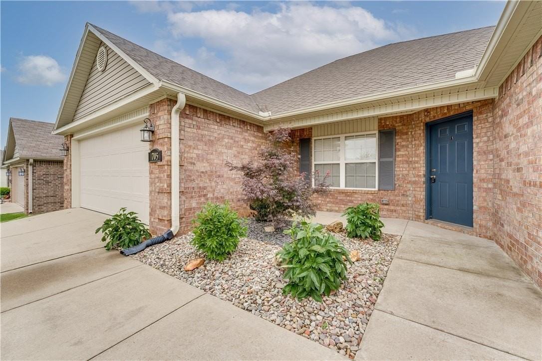 705 Sw River Rock St - Photo 3 of 24