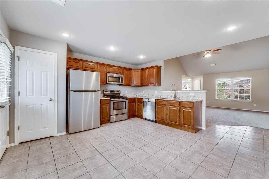 705 Sw River Rock St - Photo 7 of 24