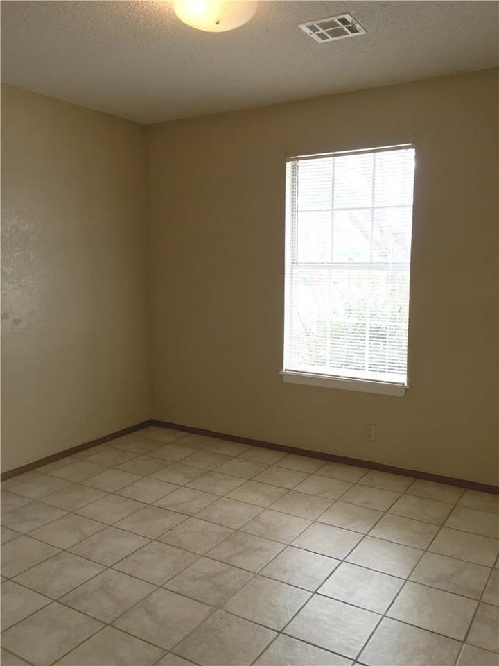 1571 Shannon St #B - Photo 3 of 8