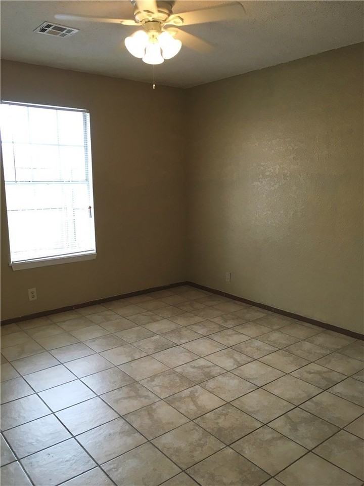 1571 Shannon St #B - Photo 4 of 8