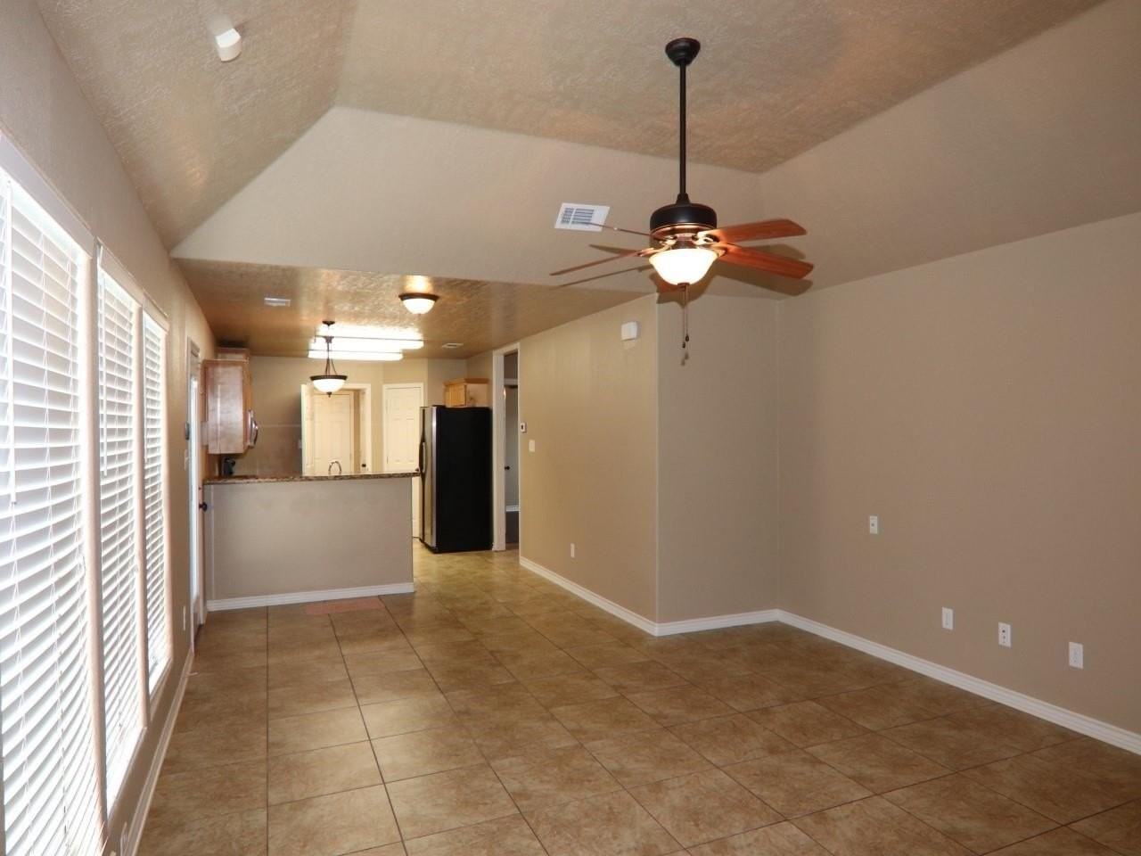 826 S Village Creek Pkwy - Photo 3 of 14