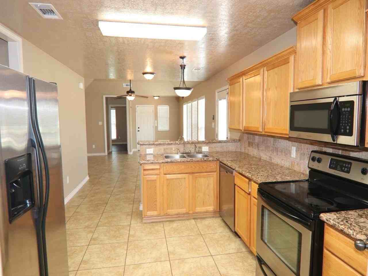 826 S Village Creek Pkwy - Photo 5 of 14