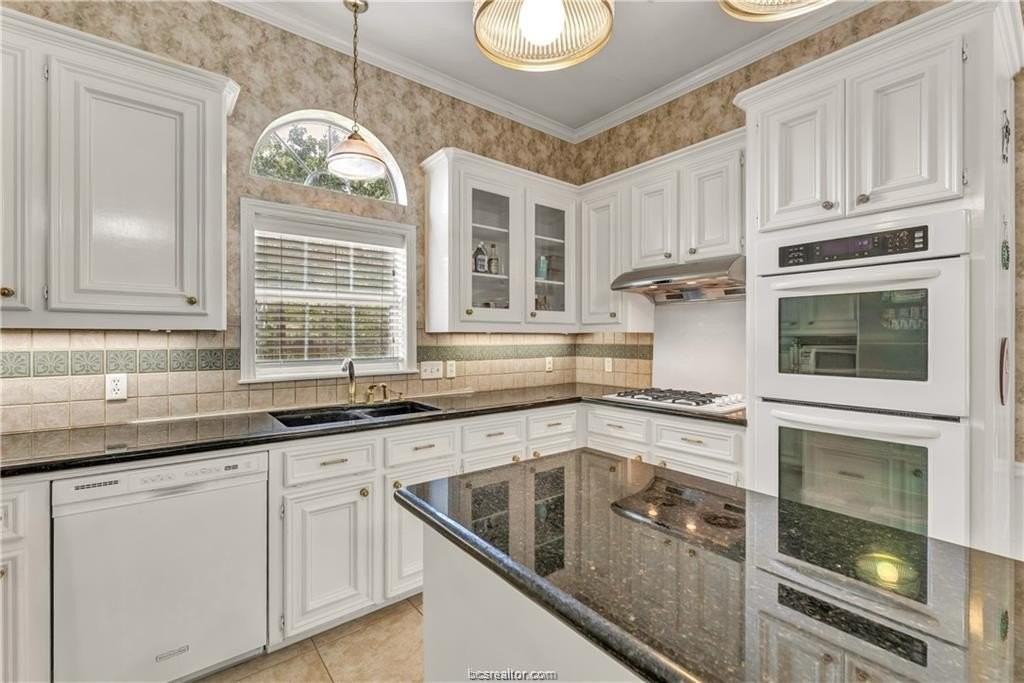 4601 Valley Brook Cir - Photo 3 of 33
