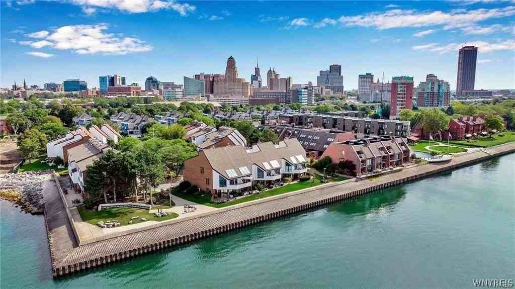 36 Harbour Pointe Cmn - Photo 2 of 35