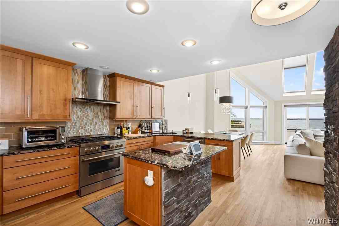 36 Harbour Pointe Cmn - Photo 4 of 35
