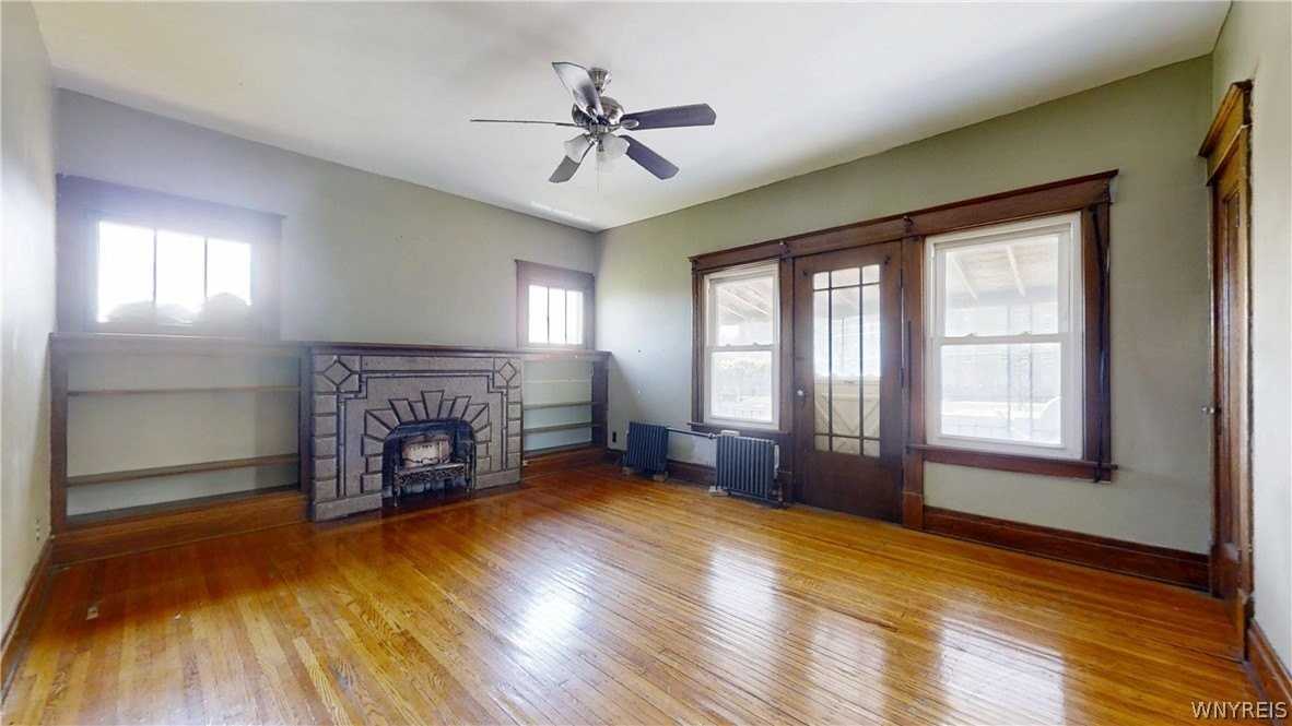 425 Johnson St - Photo 2 of 16