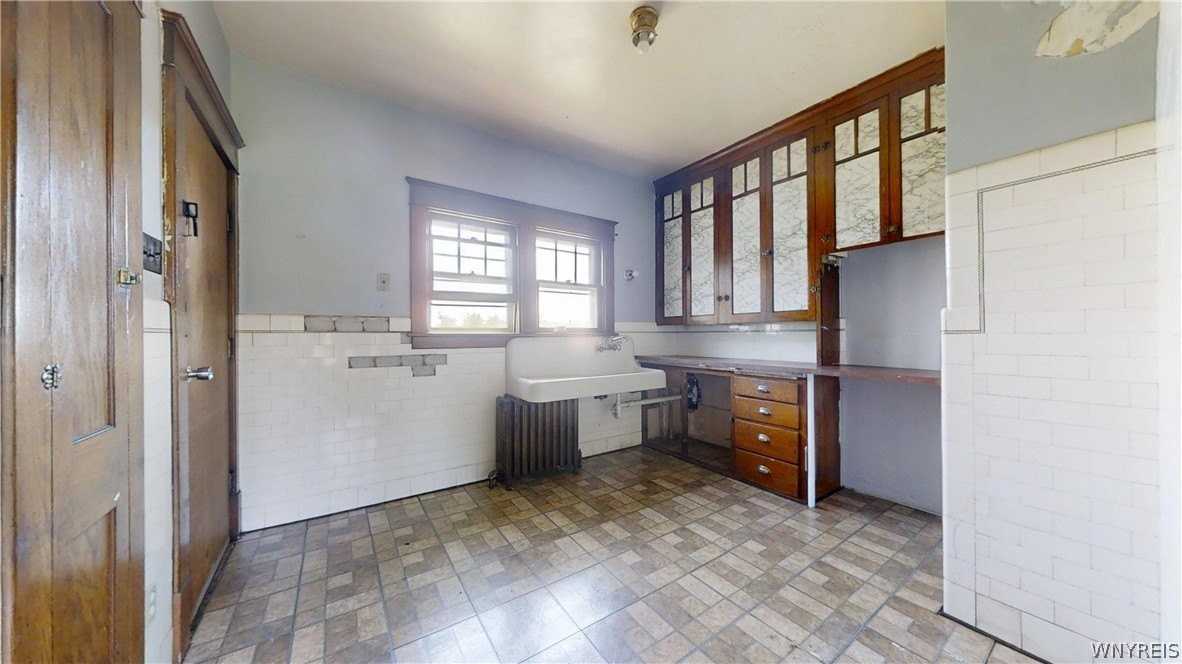 425 Johnson St - Photo 7 of 16