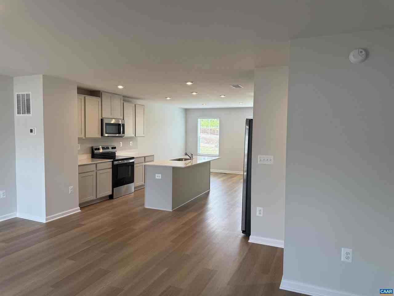37 Laurin St - Photo 4 of 27