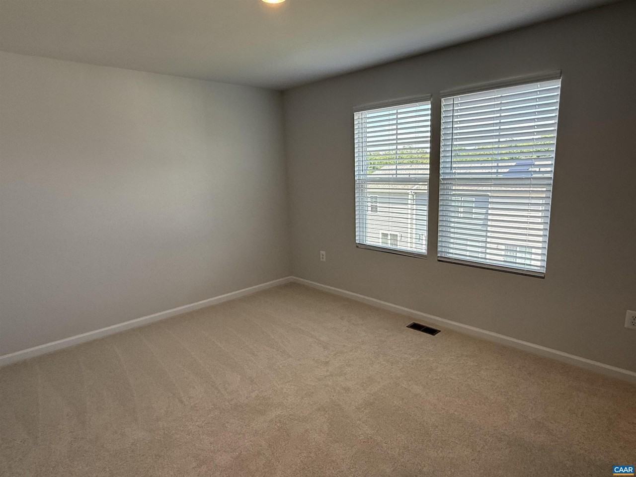 37 Laurin St - Photo 7 of 27