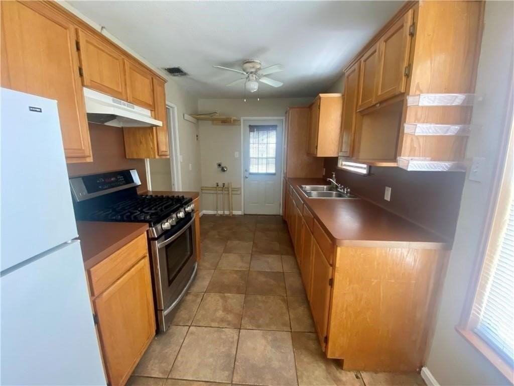 233 Eastgate Dr - Photo 3 of 18