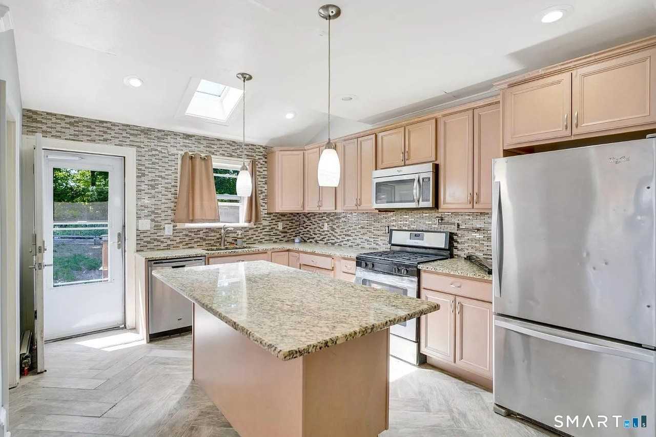 103 Robert St - Photo 5 of 9