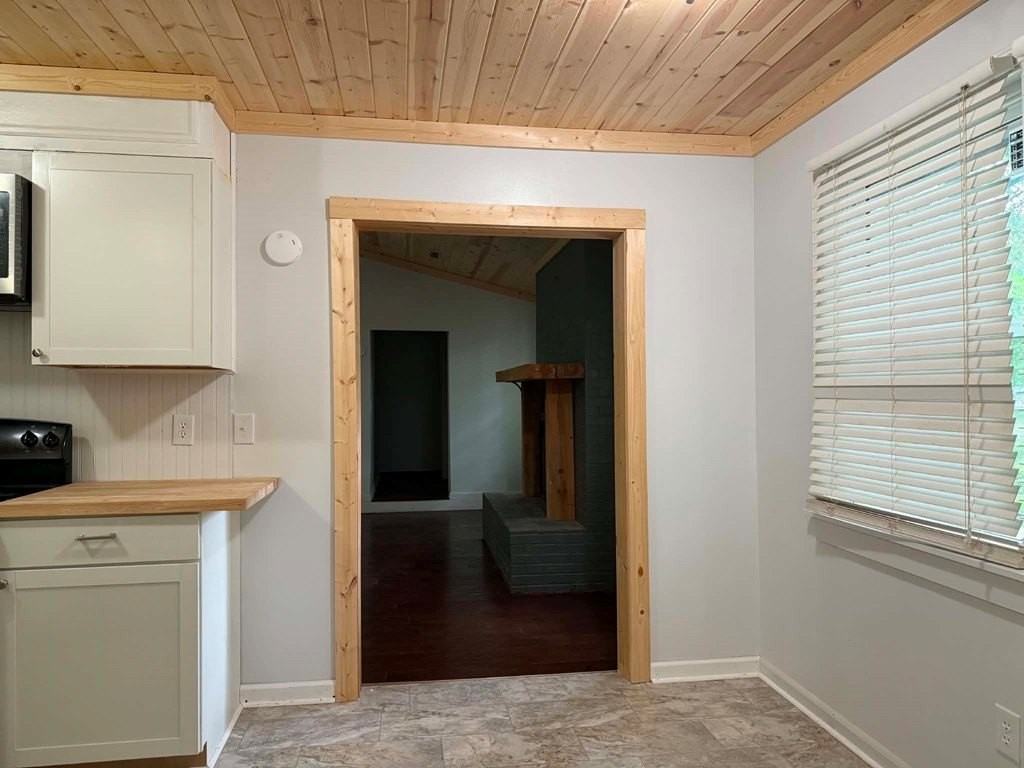 1016 Northfield Cir - Photo 3 of 22