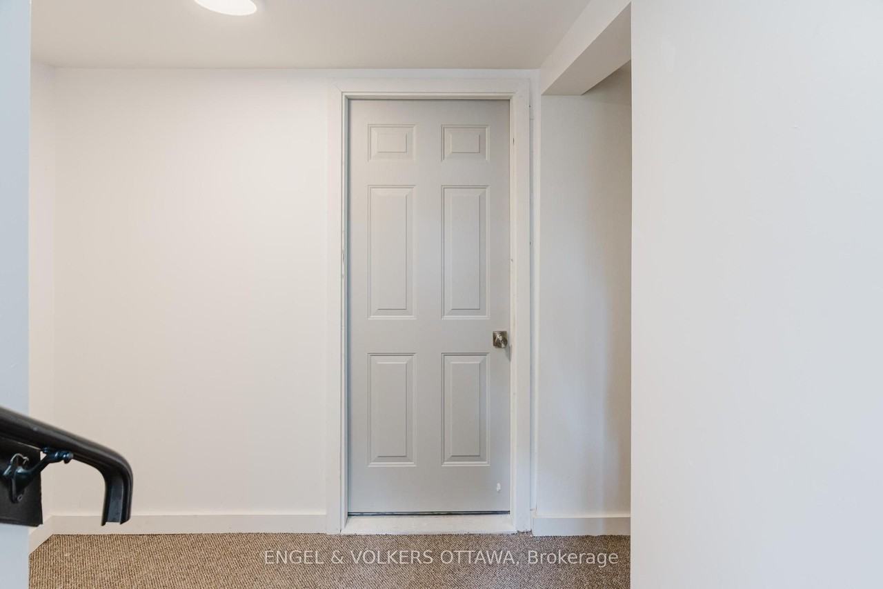 896 Pinewood Crescent 3 - Photo 5 of 33