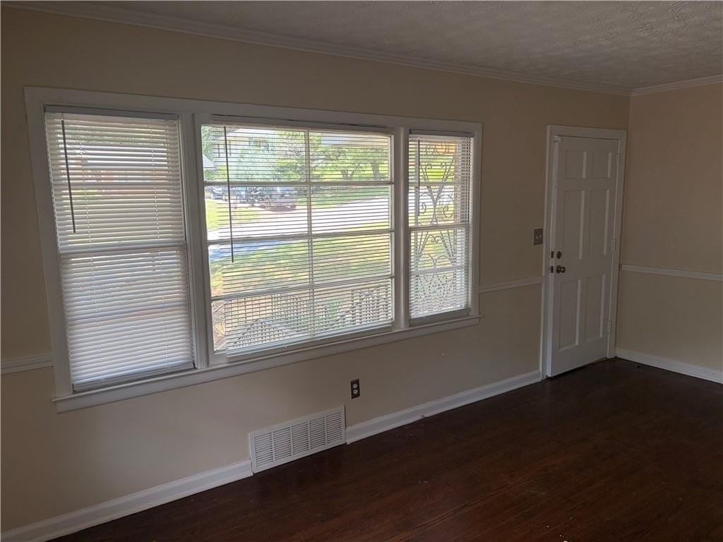 2064 Montrose Dr - Photo 3 of 17