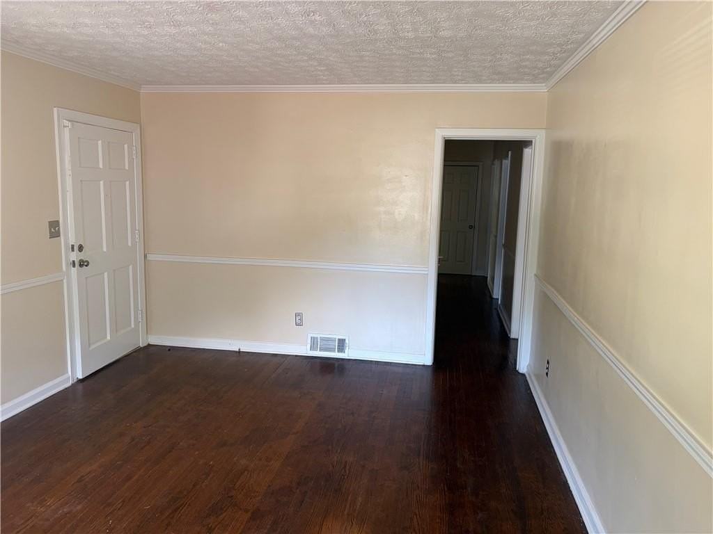 2064 Montrose Dr - Photo 4 of 17