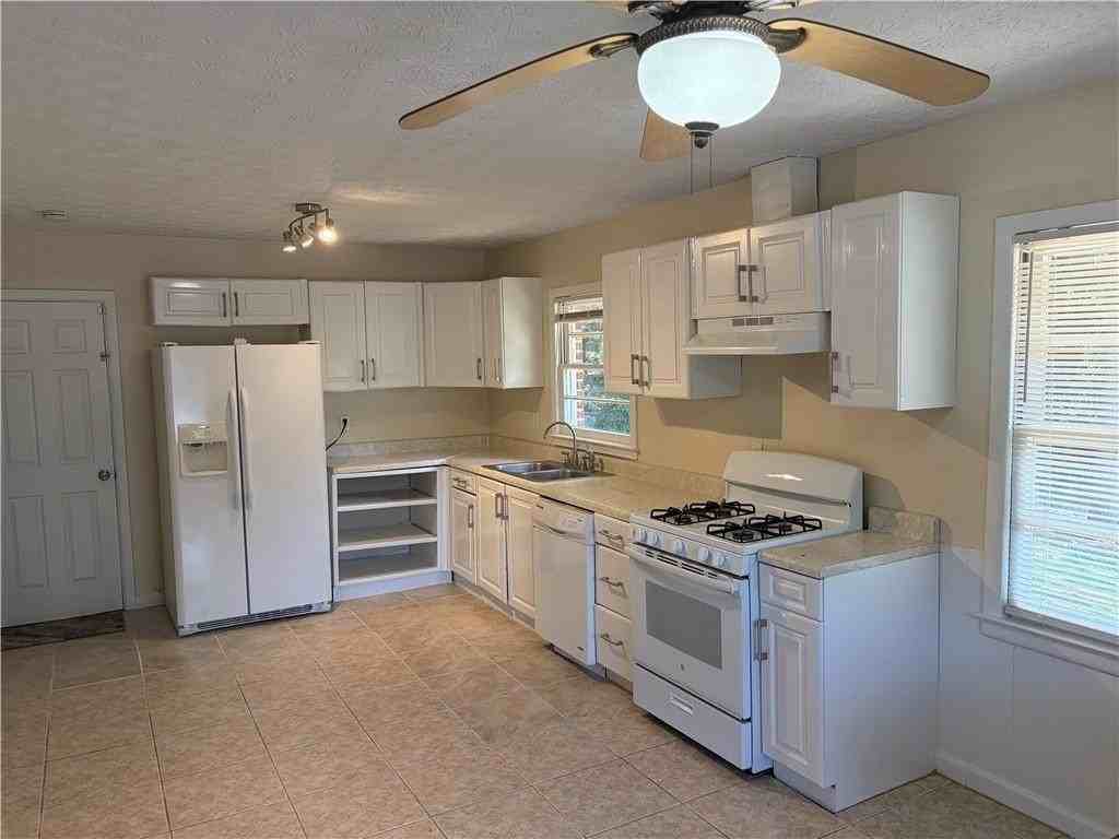 2064 Montrose Dr - Photo 5 of 17
