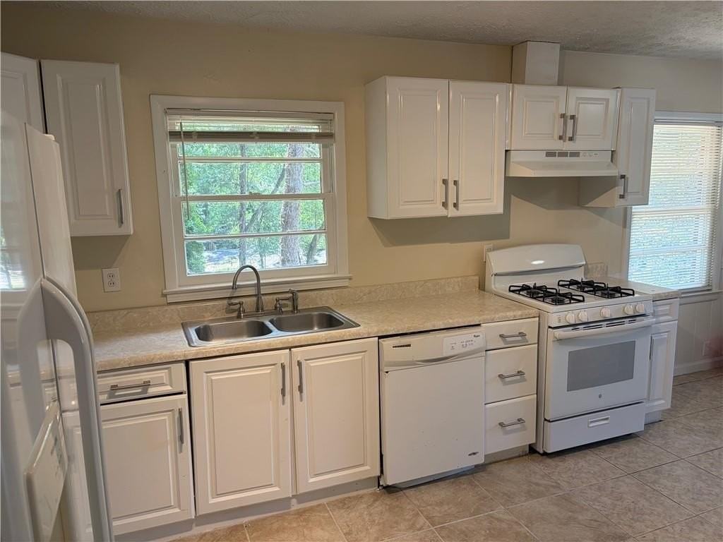 2064 Montrose Dr - Photo 6 of 17