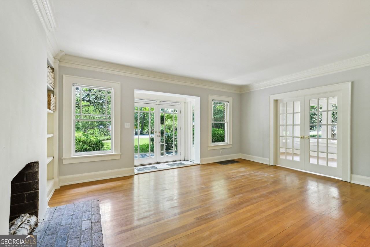 1500 N Highland Ave Ne - Photo 2 of 33