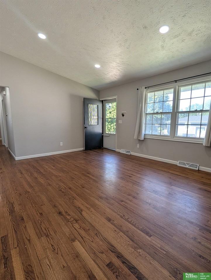 7305 S 33rd St - Photo 2 of 32