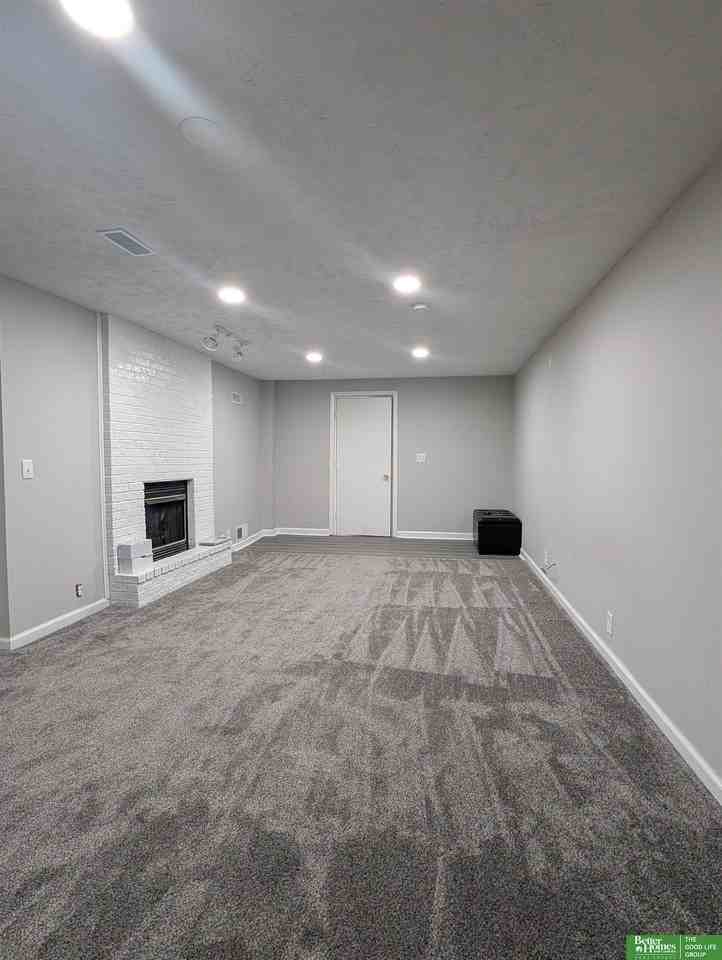 7305 S 33rd St - Photo 7 of 32