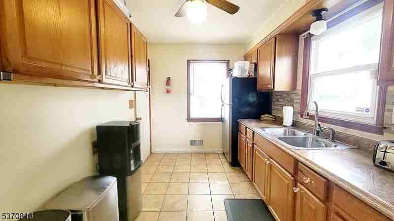183 Reeve Ter - Photo 3 of 35