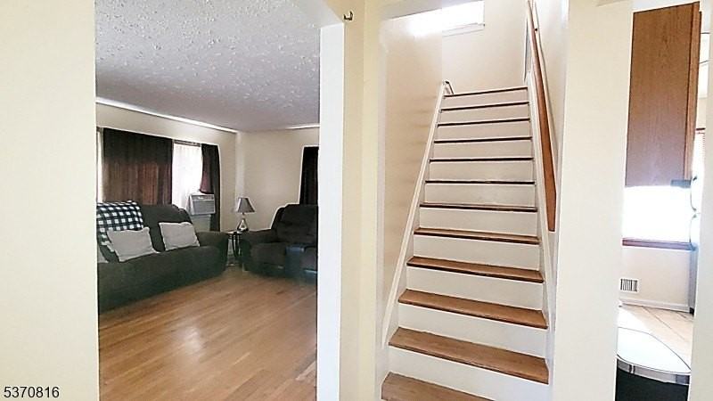 183 Reeve Ter - Photo 5 of 35