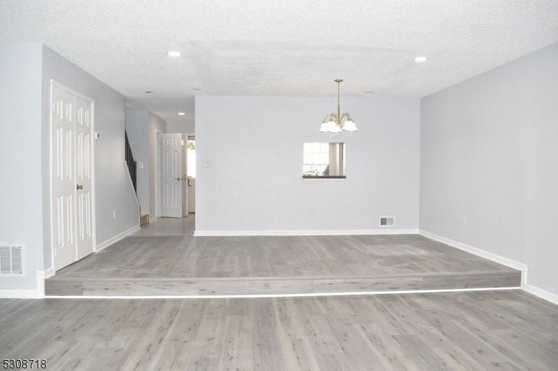 7 Kirby Ln - Photo 2 of 28