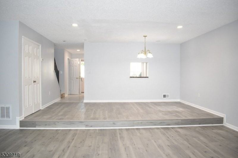 7 Kirby Ln - Photo 3 of 28