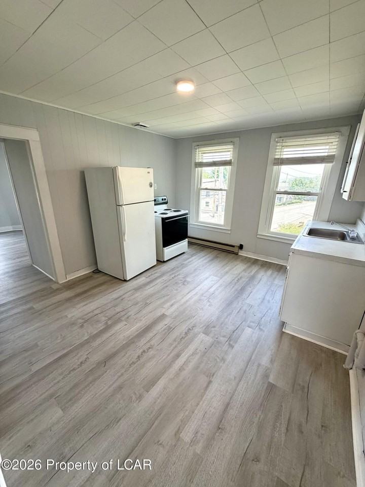 237 Ziegler St - Photo 3 of 6