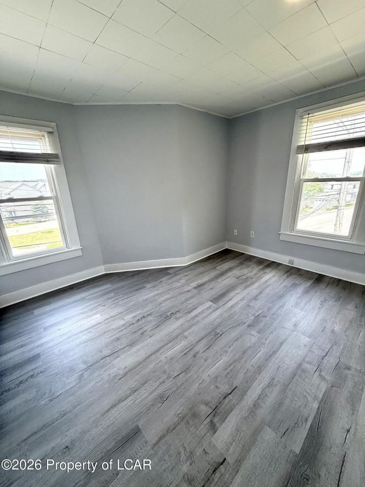 237 Ziegler St - Photo 5 of 6